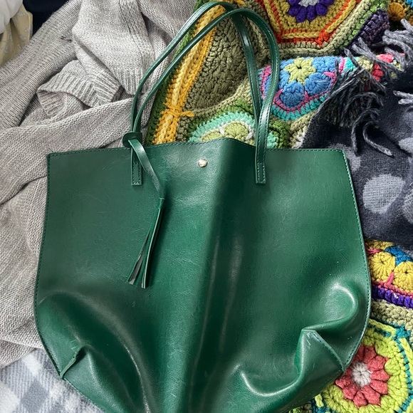 Green pleather tote bag, tassel on one side - Picture 2 of 3